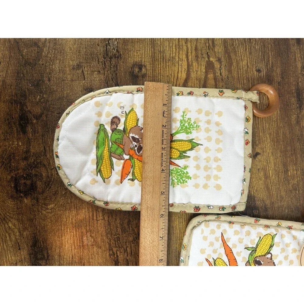 Vintage Kitchen Compliments Retro Vegetables Raccoon Pot Holder Mitt Set Decor